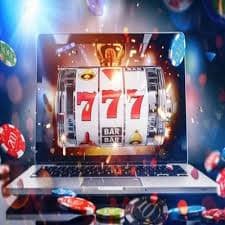 Pemain menikmati pertandingan sepak bola secara langsung di perangkat mobile dengan latar gelap dan antarmuka modern
